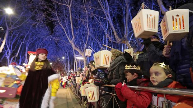 ANC y Òmnium repartirán farolillos con lazos amarillos en la Cabalgata de los Reyes Magos de Vic