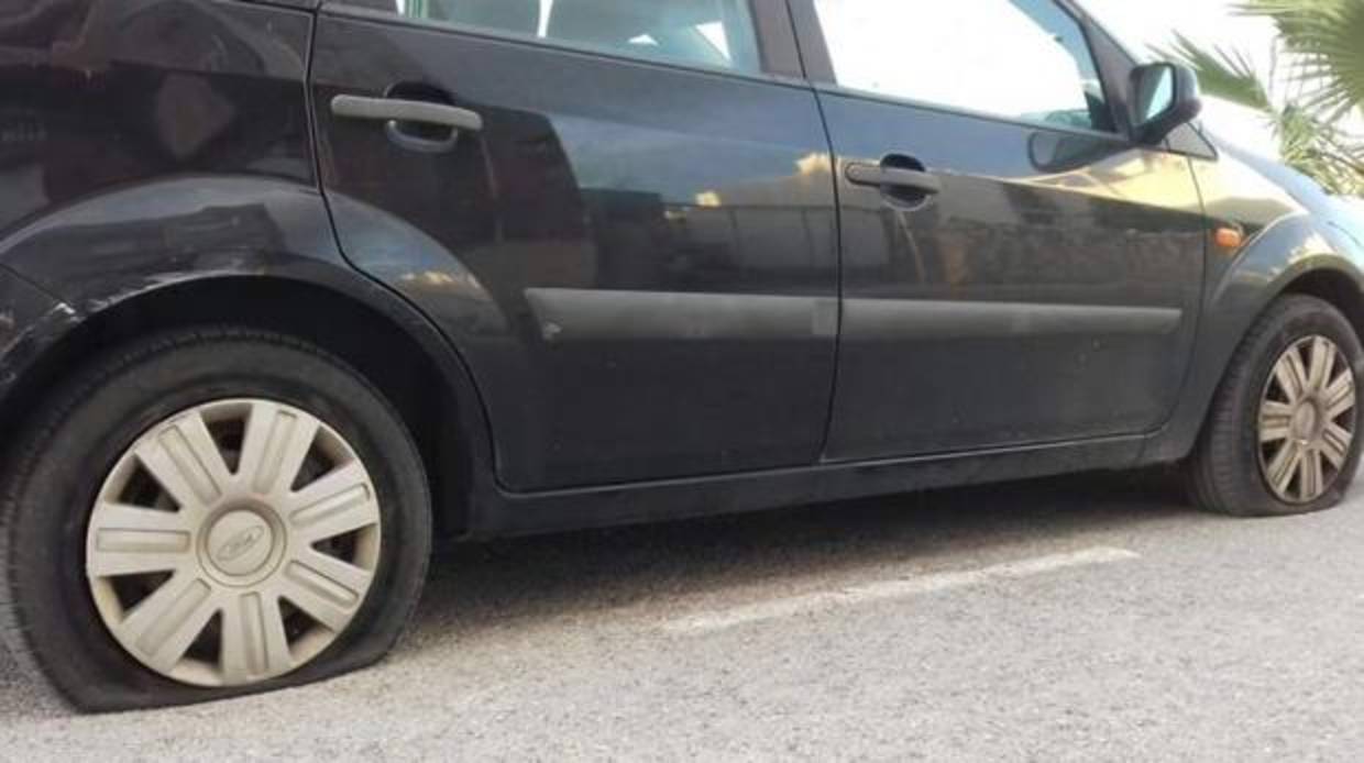 Coche de uno de los concejales de Vilamarxant con dos ruedas pinchadas