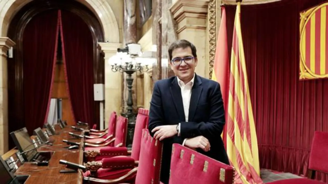 José María Espejo delante de la silla de vicepresidente segundo de la mesa del Parlament, cargo que ocupó en la última legislatura