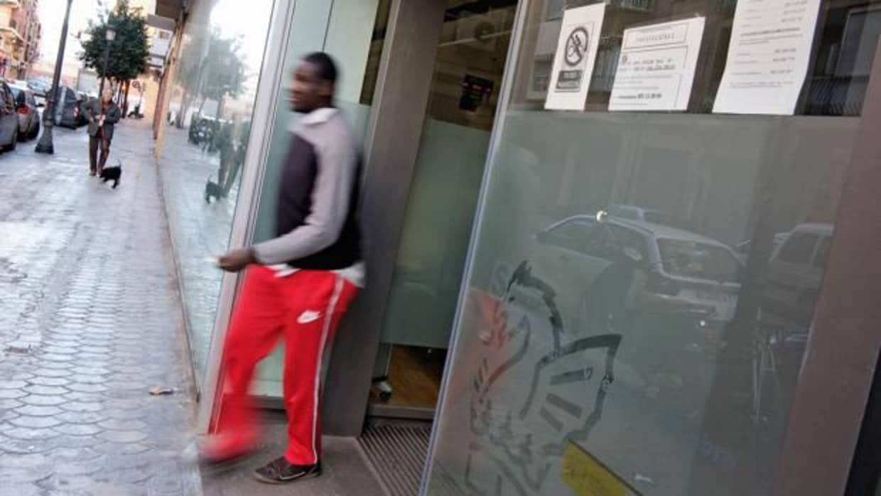 Un hombre abandona una oficina del Servef en Valencia