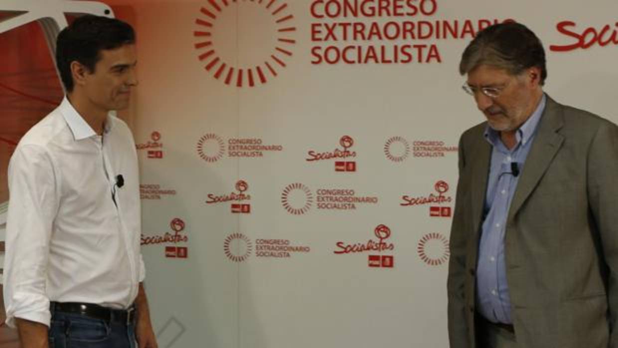 Pedro Sánchez y Pérez Tapias durante las primarias de 2014