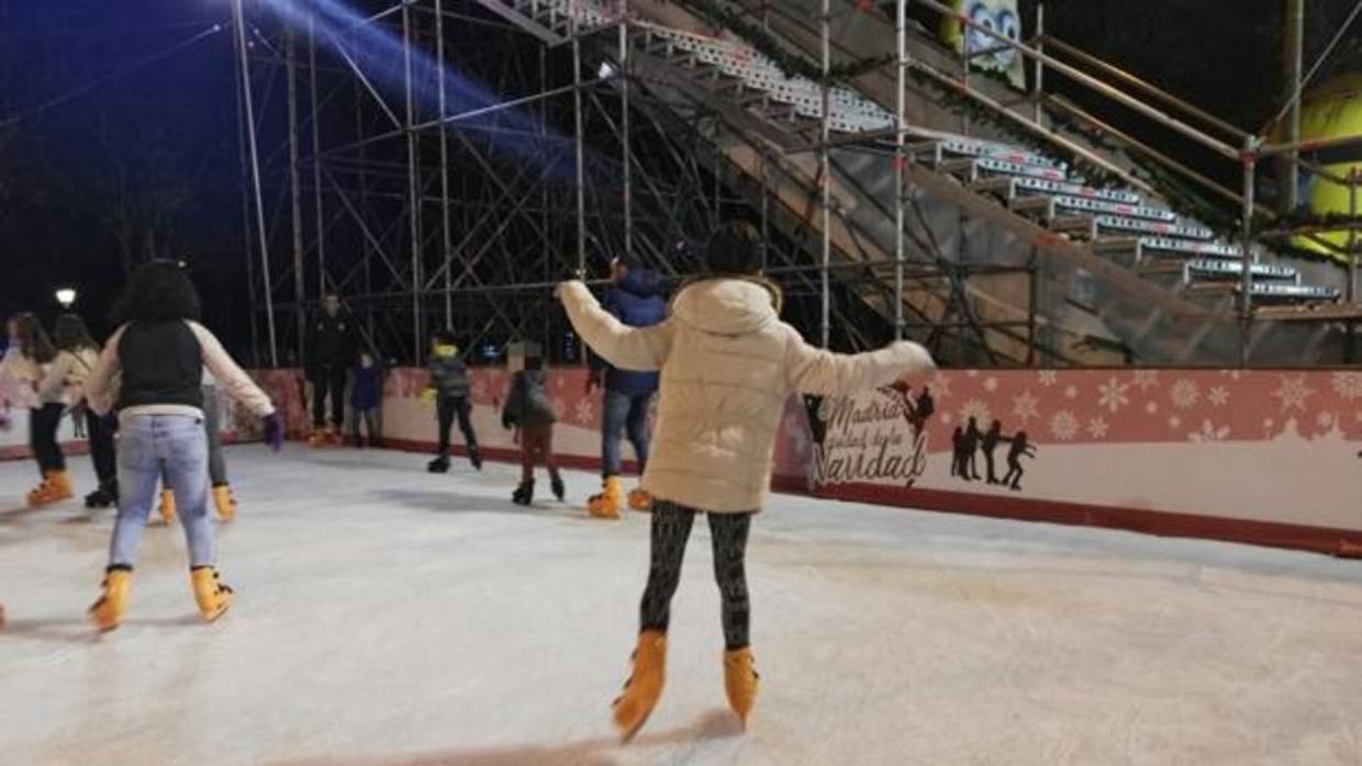 La pista de patinaje del Parque de Berlín, con la rampa para trineos al fondo