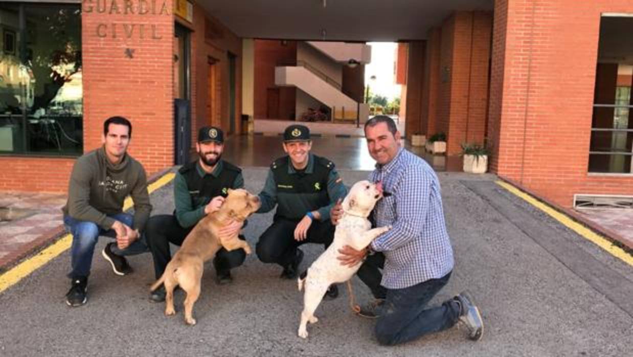 Imagen de los agentes con los perros rescatados