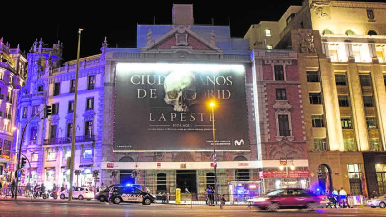 La fachada de la parroquia de San José, tapada con el controvertido cartel, anoche