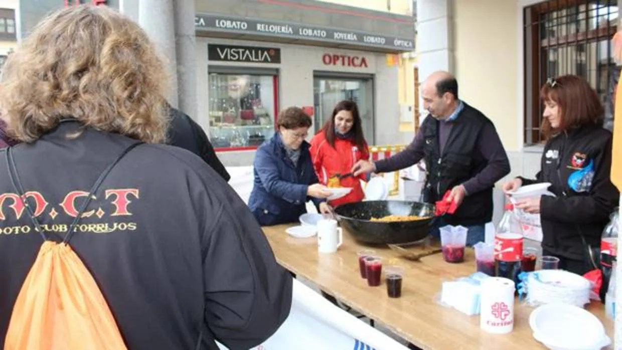 El Motoclub Torrijos recoge 500 kilos de comida con una degustación de migas