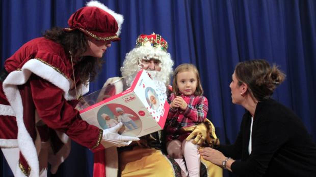 Melchor entrega un regalo a una niña