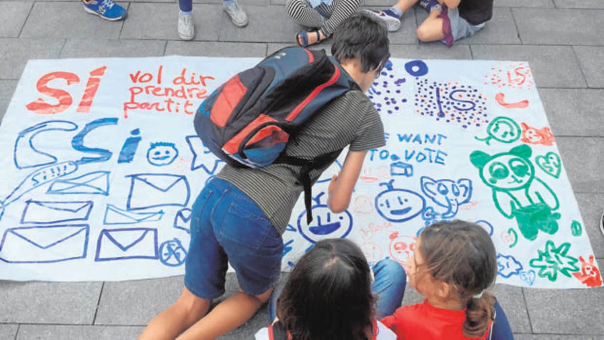 Niños pintan pancartas a favor del 1-O
