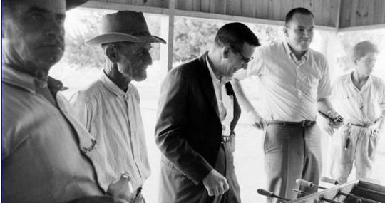 Personal norteamericano en Maspalomas con agricultores en 1965