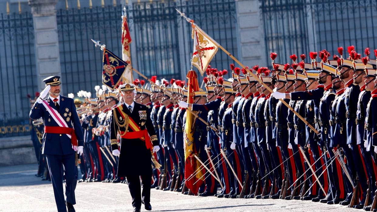 Los Reyes de España, durante la celebración de la Pascua Militar, junto al Rey Don Juan Carlos y Doña Sofía