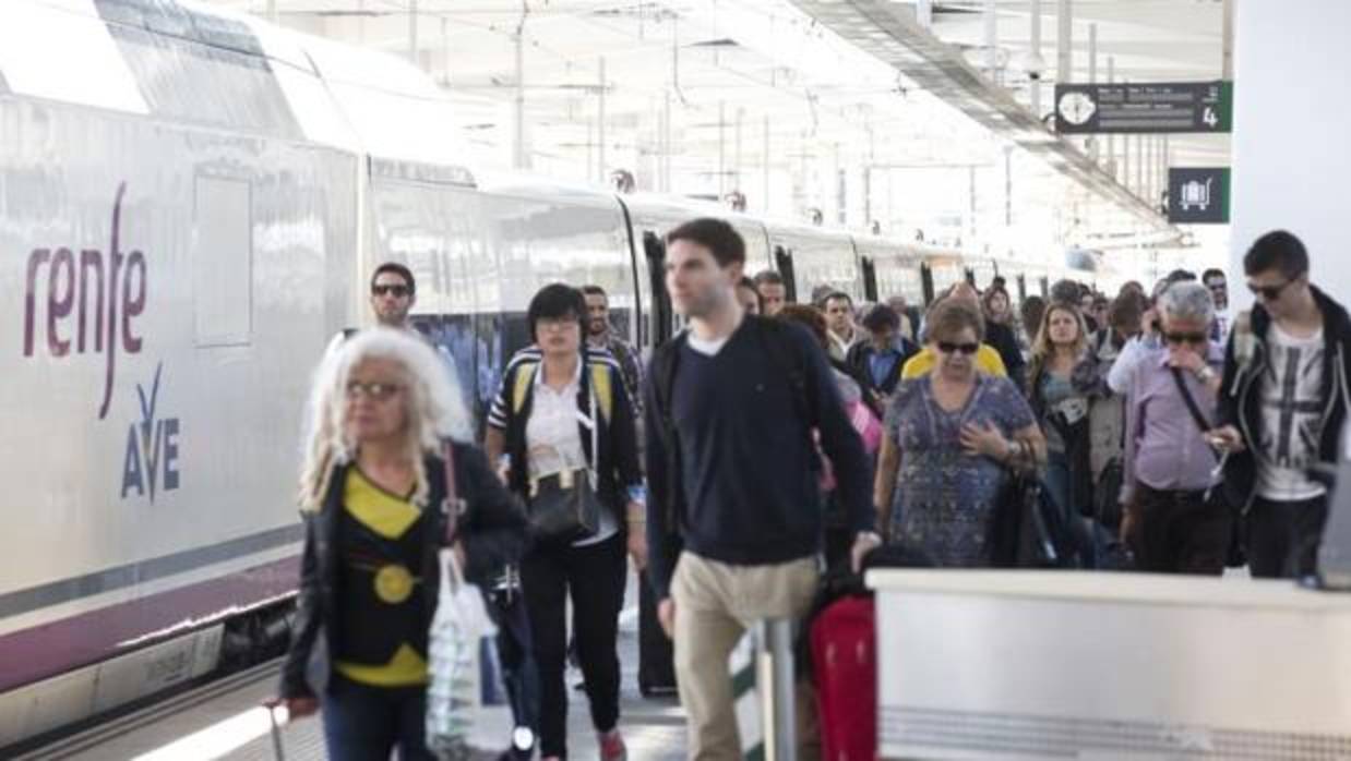 Viajeros del AVE en la estación de Valencia