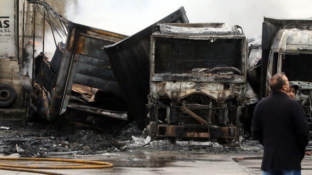 Calcinados cuatro camiones en una empresa de transportes de Valladolid