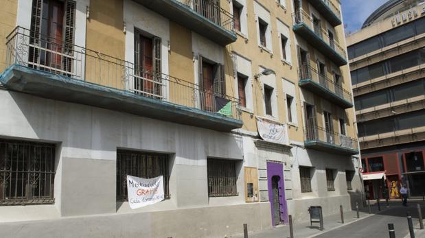 La Guardia Urbana desaloja un edificio municipal «okupado» del Raval