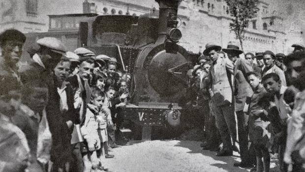 Vallisoletanos junto al mítico «Tren Burra», tras descarrilar una vez en el Paseo Zorrilla