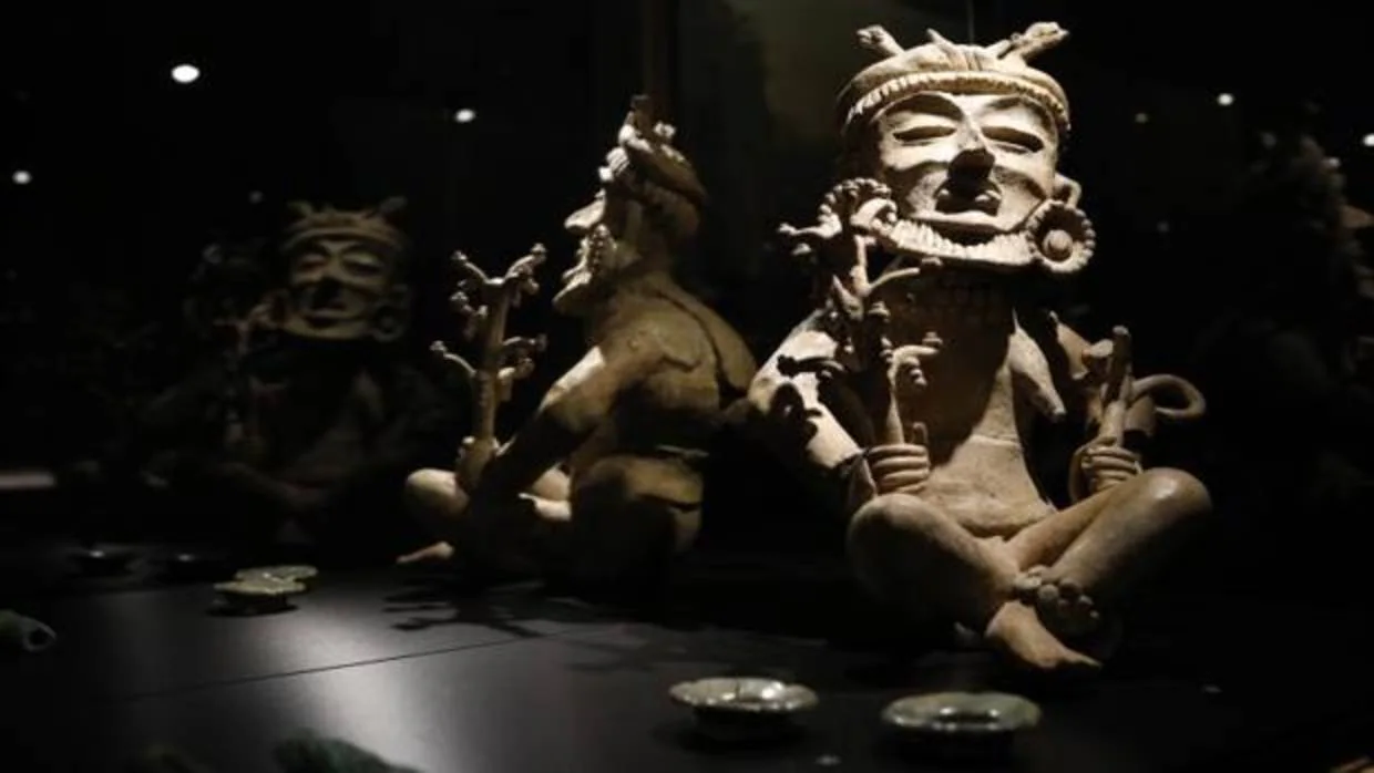 Piezas en exposición en la muestra sobre la cultura maya en el Marq