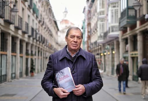 El periodista y escritor José María Ortega, con su libro en la calle Platerías de Valladolid