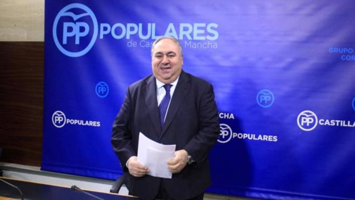 Vicente Tirado, en la rueda de Prensa que ofreció en las Cortes regionales