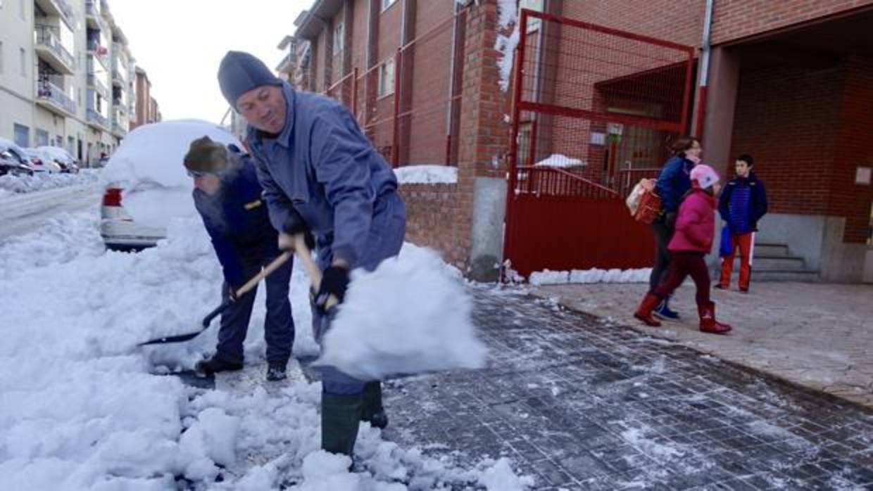 Retiran nieve a las puertas de un colegio en Ávila