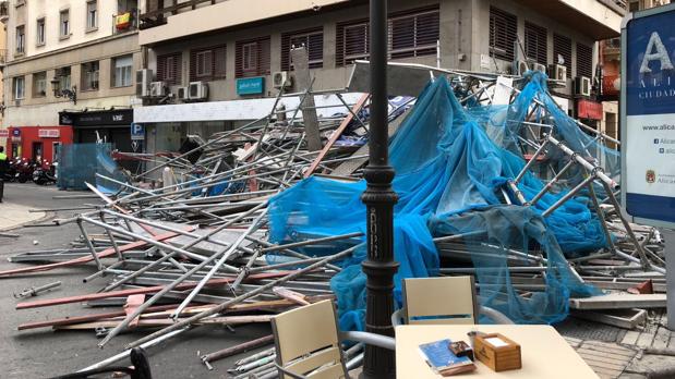 Un andamio de cinco plantas se desploma sobre la calle y obliga a cortar el tráfico en Alicante