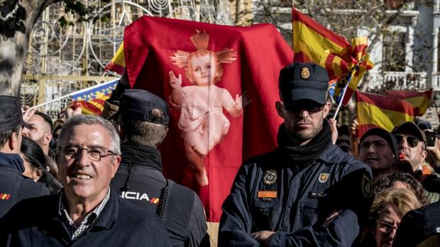 ERC acusa a la Policía Nacional de «consentir agresiones» ultras en la Cabalgata de las Magas Republicanas