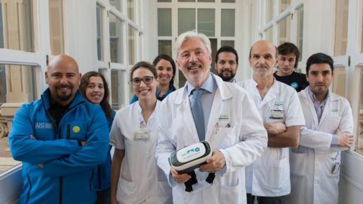 El cirujano Antonio de Lacy (en el centro con el dispositivo) y su equipo