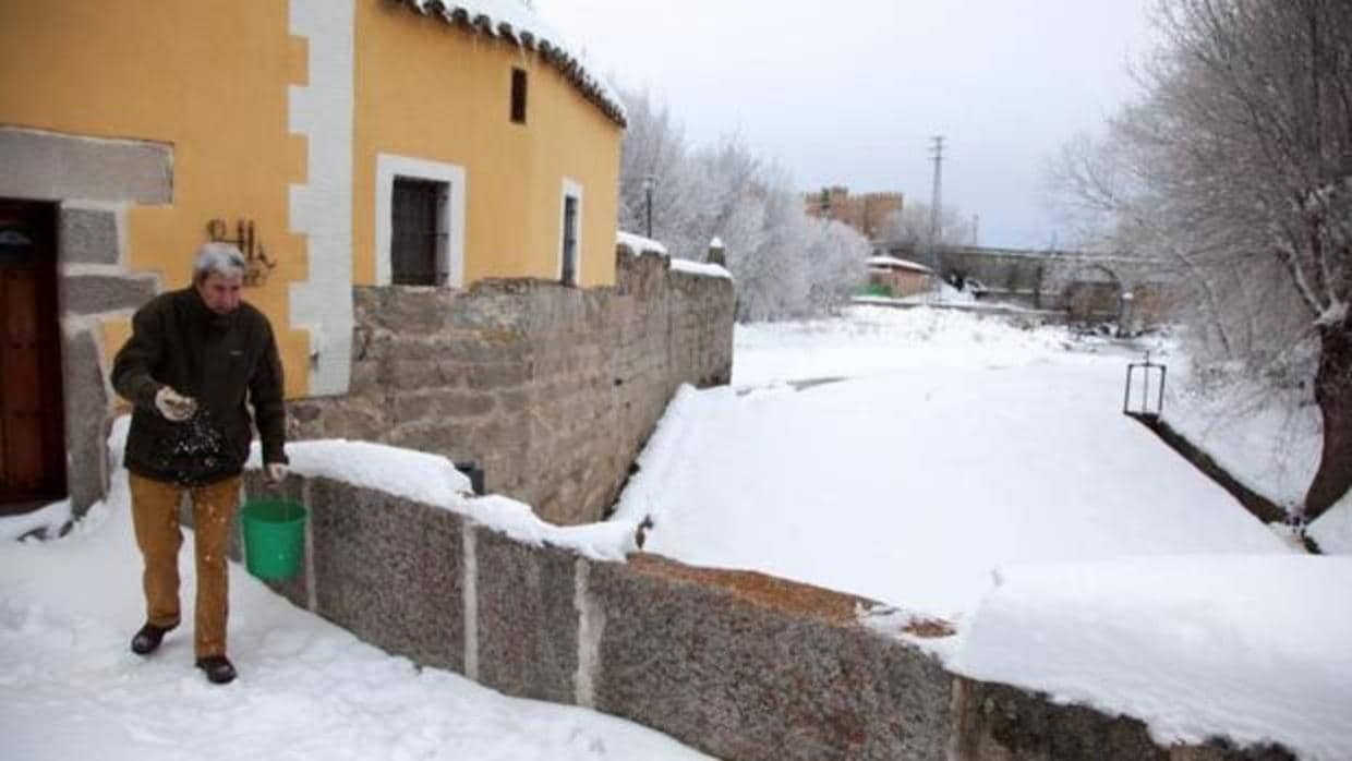Un vecino de Ávila esparce sal en las proximidades del río Adaja