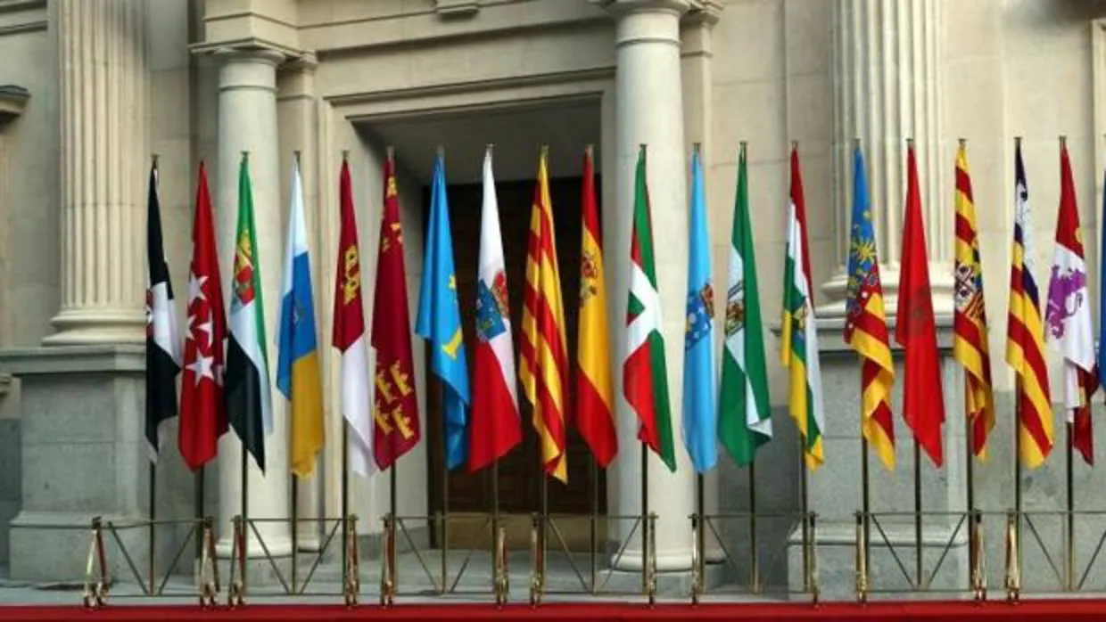 Banderas de las autonomías en la conferencia de presidentes celebrada en octubre de 2012