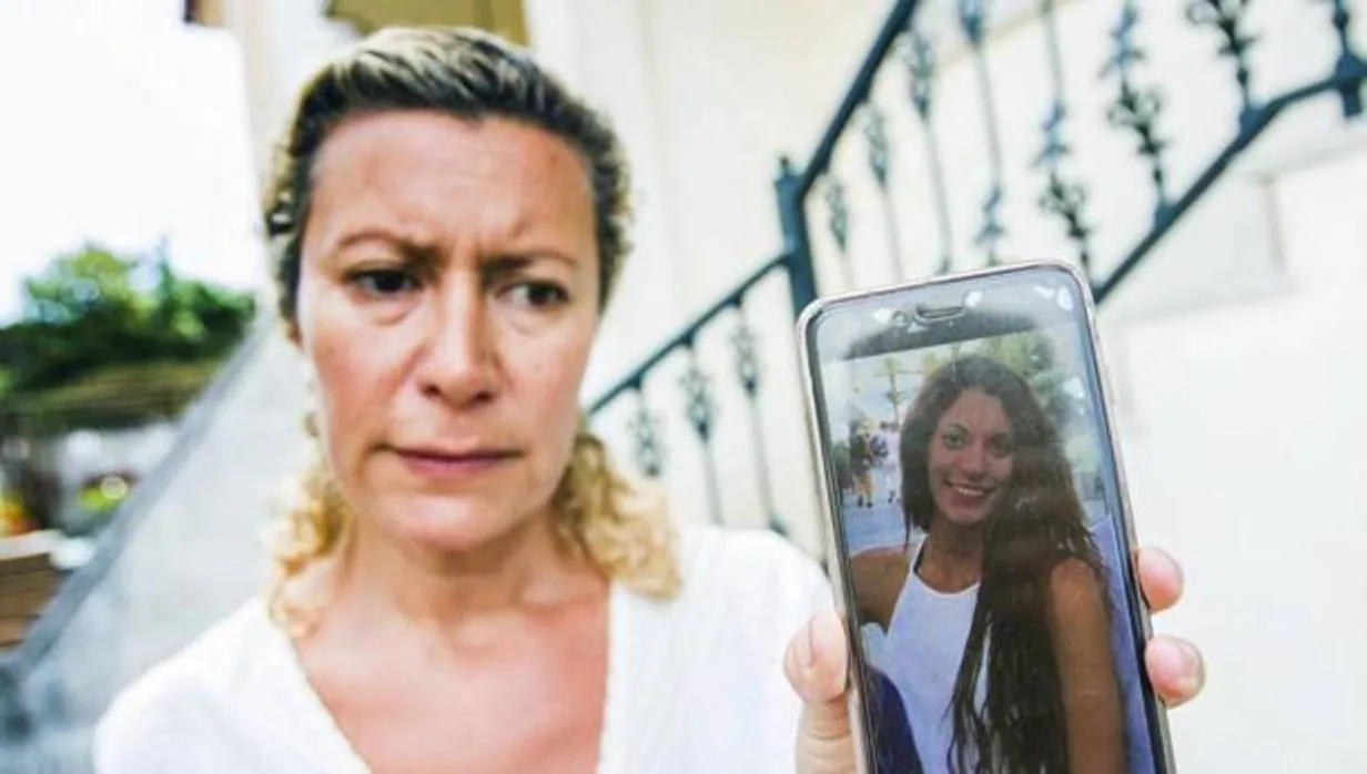 La madre de Diana Quer sostiene un móvil con la imagen de su hija, hallada muerta en Rianxo (La Coruña)