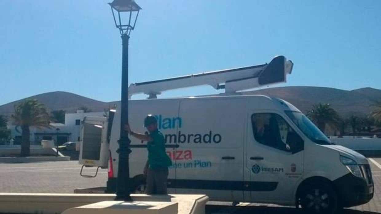 Un empleado de Impesapi en Yaiza, Lanzarote