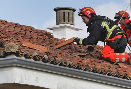 Bomberos reparan el tejado del centro escolar de A Telleira