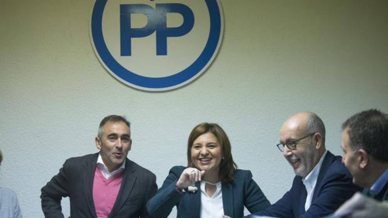 Isabel Bonig, junto al presidente del PP de Castellón Miguel Barrachina durante la reunión del Comité de Dirección de