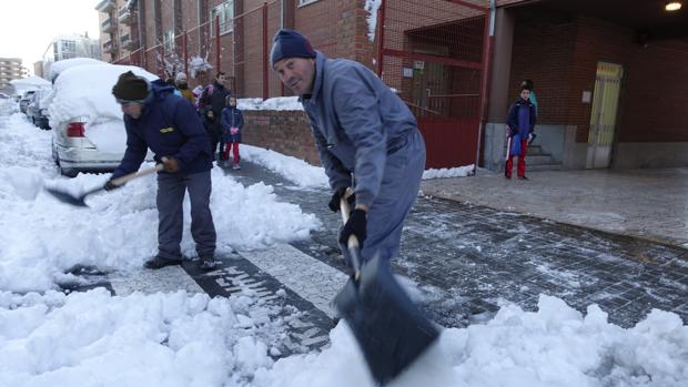 Las palas se agotan en las ferreterías de Ávila debido al temporal de nieve