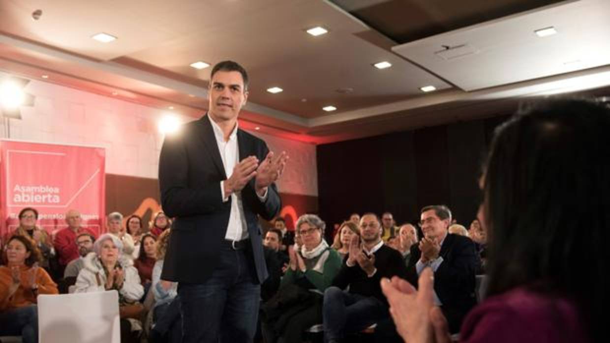 Sánchez afea que Puigdemont quiera una investidura «vía Skype» y dice que «tiene que vivir en Cataluña»