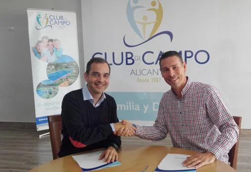 Vicente Villa y Gerson Morales durante la firma del convenio entre el Club de Campo de Alicante y Asepeyo