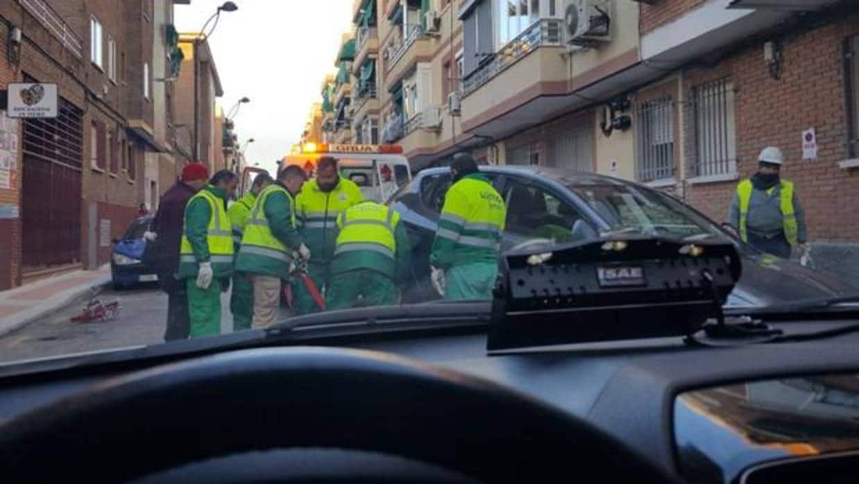 Seis operarios de Lyma retiran un coche con la grúa en Getafe