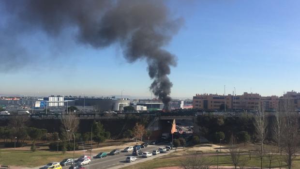 Arde la cabina de un camión en la A-2, a la altura del Plenilunio