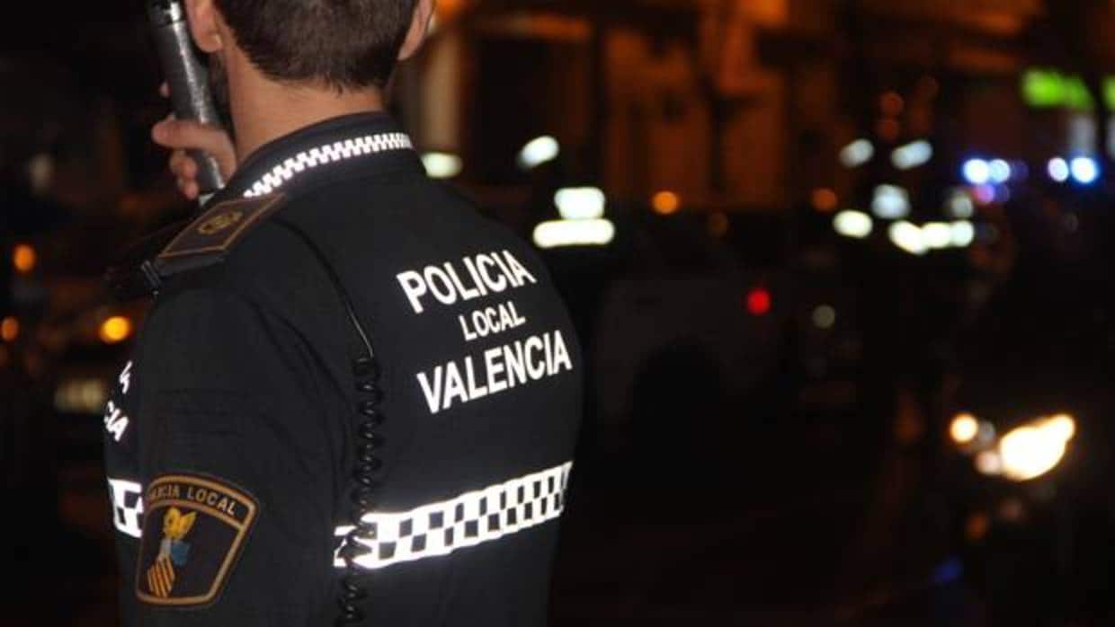 Un agente de la Policía Local de Valencia durante una intervención