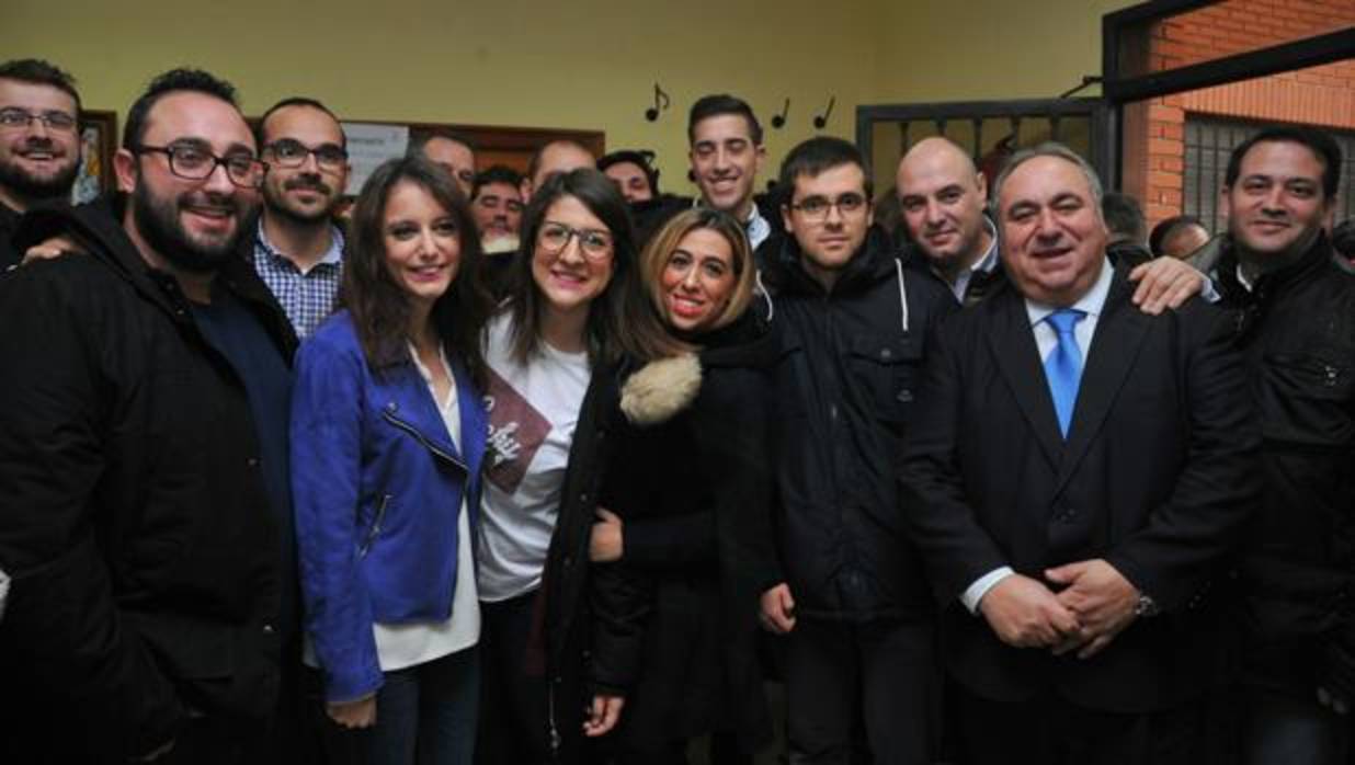 Levy, con chaqueta azul, durante la visita a Torrijos