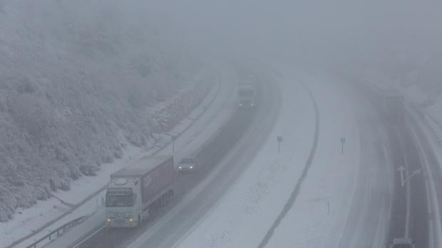 La nieve complica el tráfico en Castilla y León