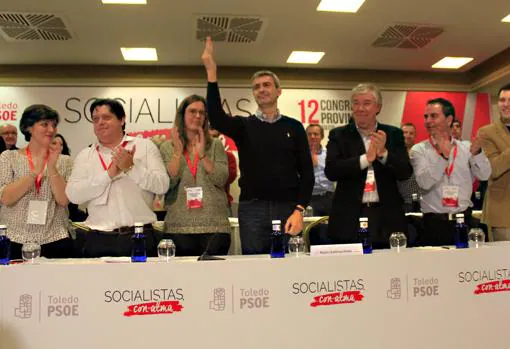 Álvaro Gutiérrez saluda tras conocer el resultado de la votación