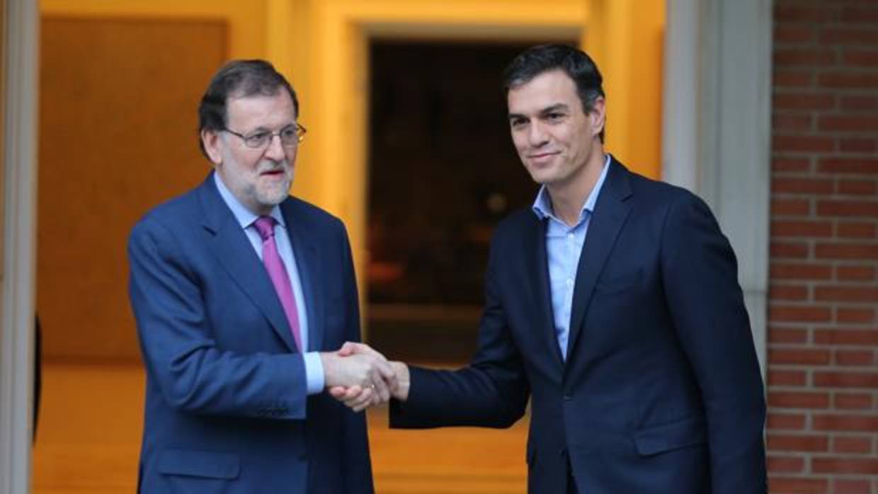 Mariano Rajoy junto a Pedro Sánchez en La Moncloa