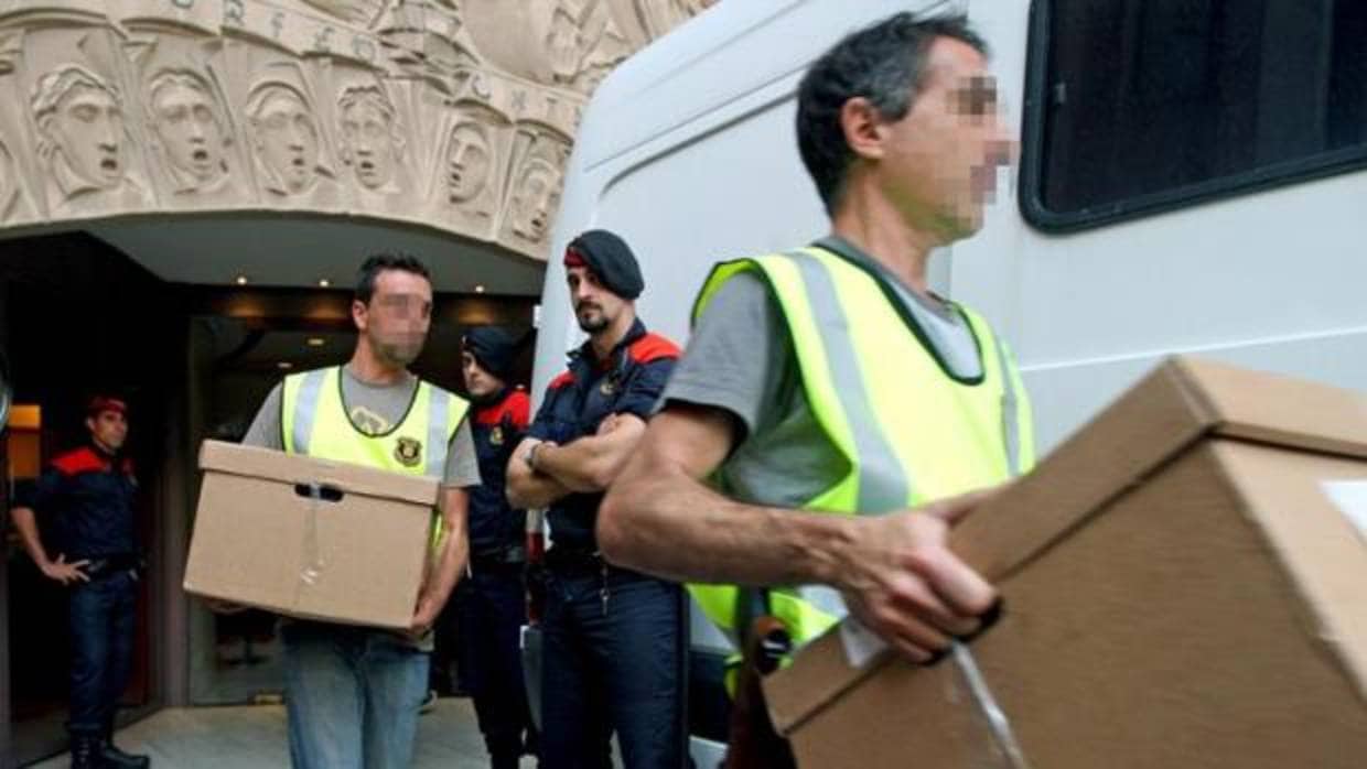 Mossos, saliendo del Palau en verano de 2009 con cajas con documentación intervenida