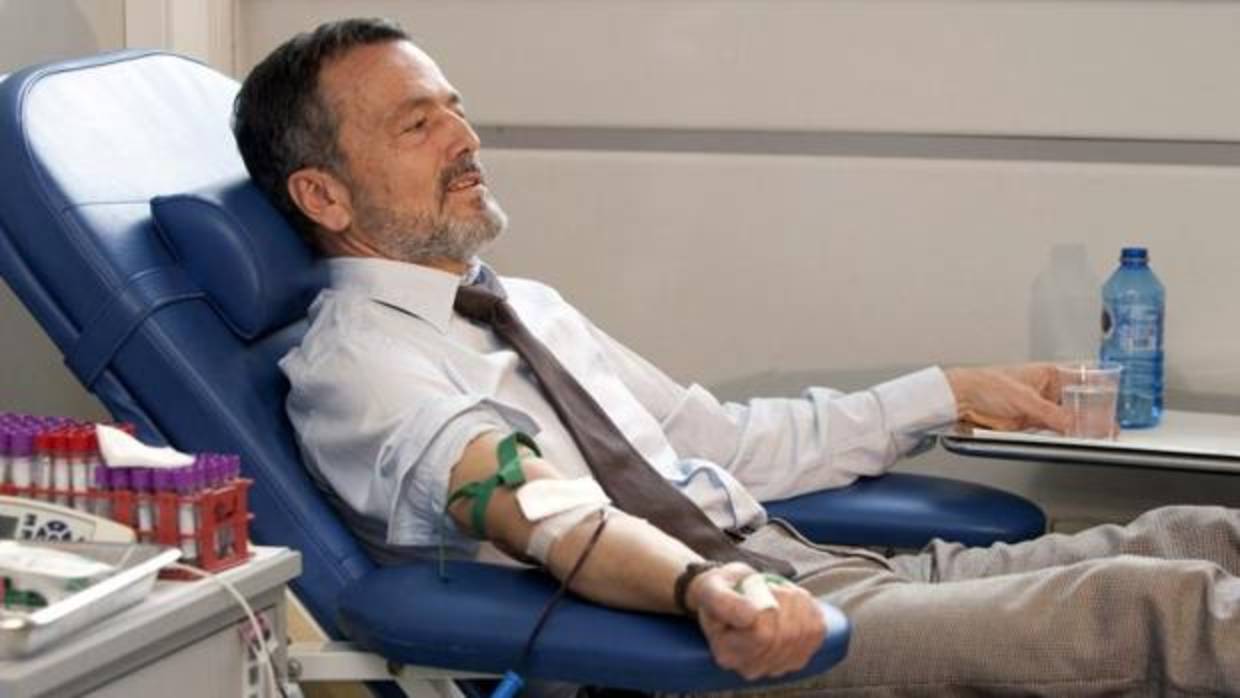 Un donante de sangre en una unidad móvil