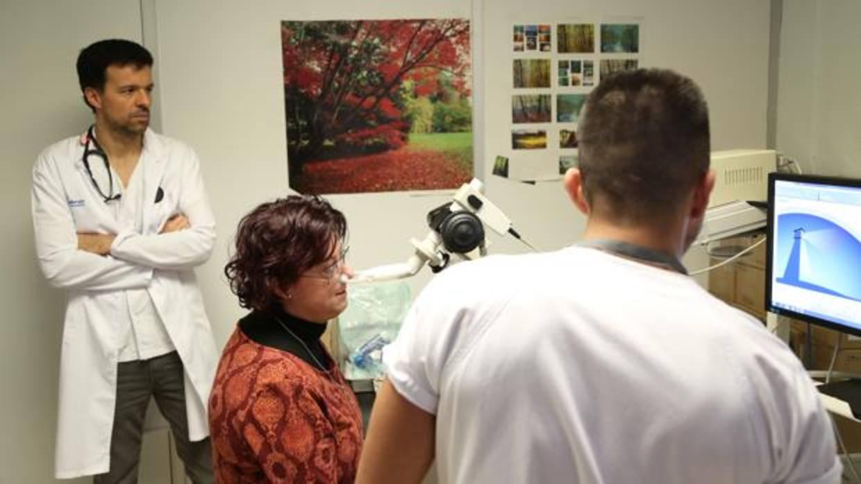 El doctor López-Meseguer (izquierda) junto a la paciente y a un miembro de su equipo