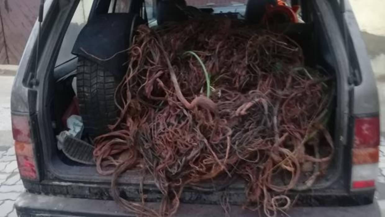 El todoterreno recuperado por la Guardia Civil iba cargado con abundante cable de cobre que había sido robado