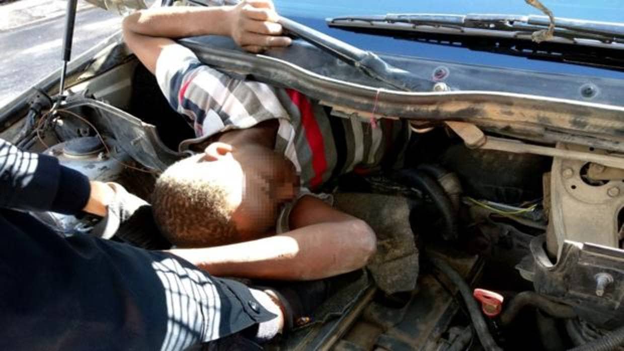 Un coche kamikaze con cuatro inmigrantes ocultos en el interior entra en Melilla y hiere a dos policías