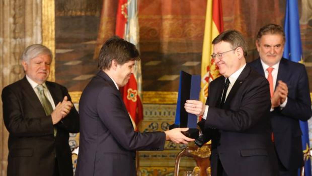 Ximo Puig entrega el galardón al presidente de Societat Civil Catalana