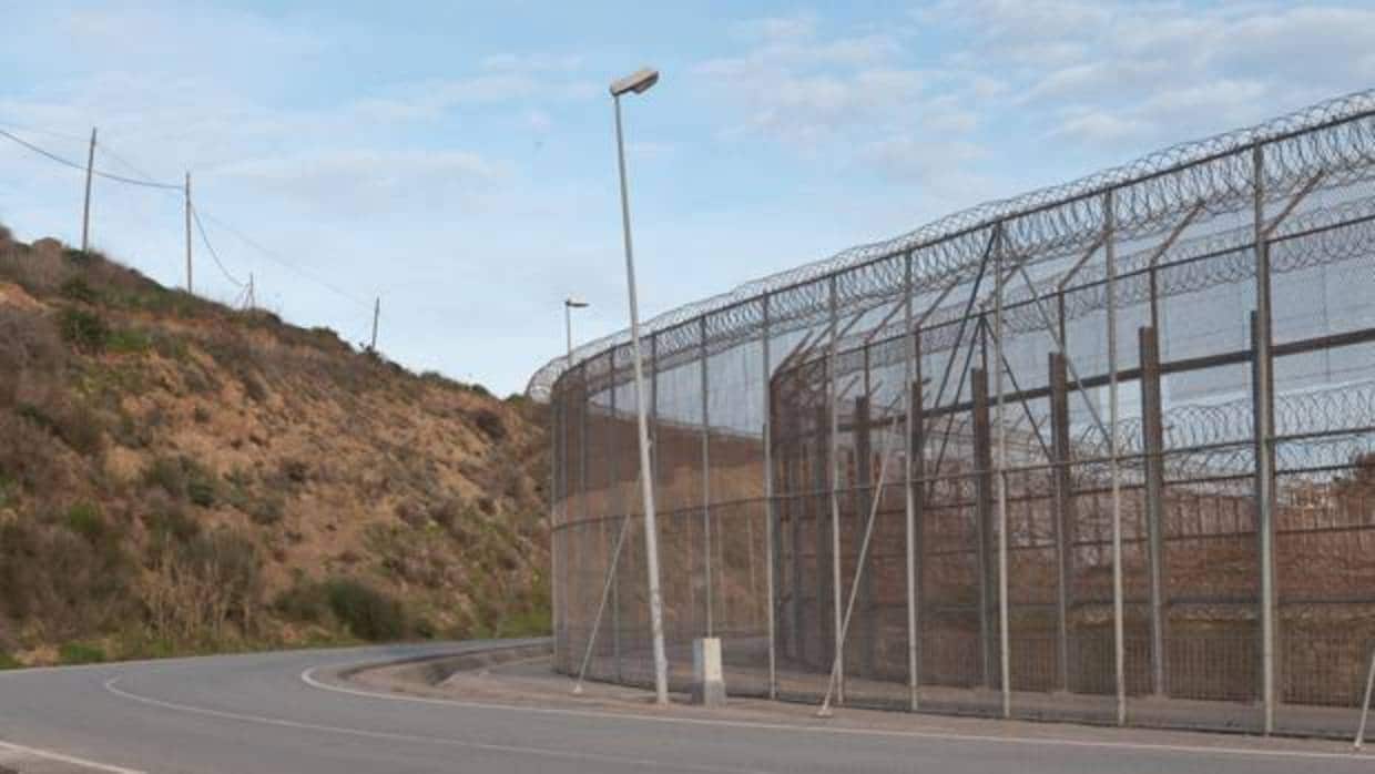 La Policía impide que 350 inmigrantes salten la valla fronteriza de Ceuta