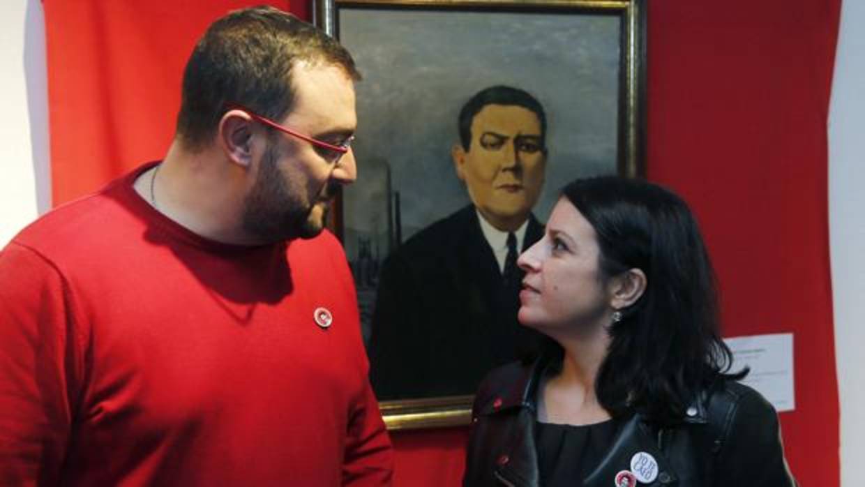 La vicesecretaria general del PSOE, Adriana Lastra y el nuevo secretario general de la Federación Socialista Asturiana (FSA-PSOE), Adrián Barbón.