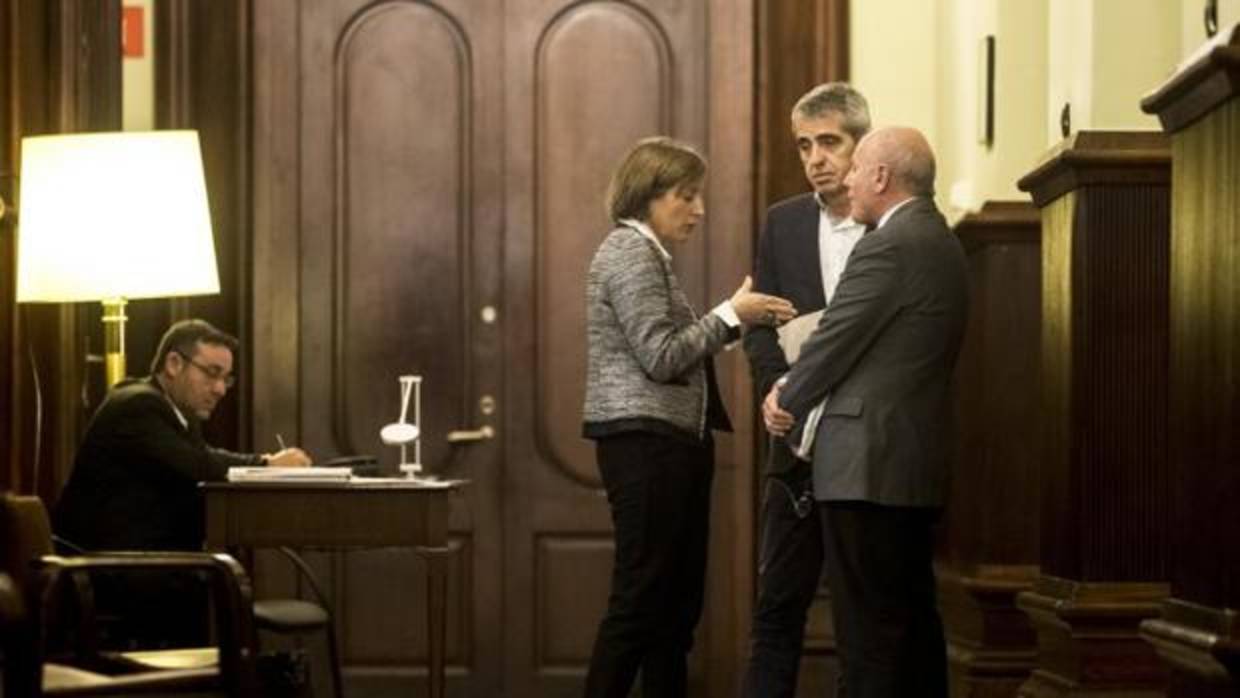 Forcadell (i), el secretario general del Parlamento Xavier Muro (d), y el letrado mayor, Antoni Bayona (c), en marzo