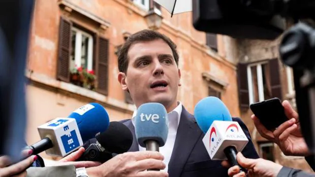 Rivera le pide a Rajoy que recurra al TC si Puigdemont intenta ser presidente de forma fraudulenta
